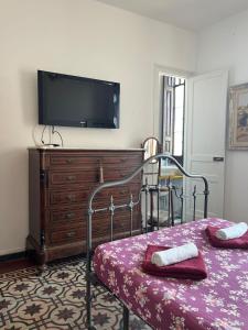 アーチ・カステッロにあるLa Pietra di Trizca - House by the Seaのベッドと薄型テレビのある寝室