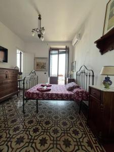 アーチ・カステッロにあるLa Pietra di Trizca - House by the Seaのベッドルーム1室(紫のシーツとテーブル付きのベッド1台付)