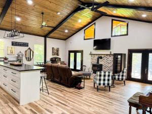eine Küche und ein Wohnzimmer mit Holzdecken und ein Wohnzimmer in der Unterkunft Little River Retreat~Peaceful Countryside Getaway in De Queen