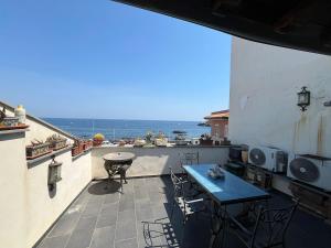 アーチ・カステッロにあるLa Pietra di Trizca - House by the Seaの海の景色を望むバルコニー(テーブル付)