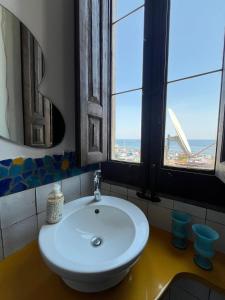 アーチ・カステッロにあるLa Pietra di Trizca - House by the Seaのバスルーム(白い洗面台、窓2つ付) +19枚の写真