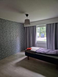 Giường trong phòng chung tại LibO-apartment, Myllymäki 5,22