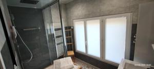 Et badeværelse på Villa Darom, 7 rue parmentier à Andernos les Bains + 9 billeder