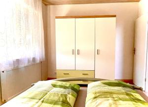 Postel nebo postele na pokoji v ubytování -Am Pfühlpark- Ferienwohnung