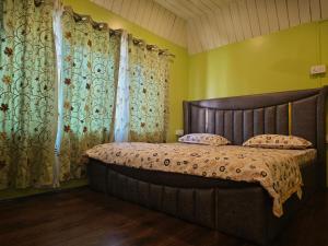 Postel nebo postele na pokoji v ubytování kangri cottage