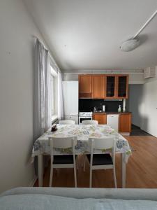 Køkken eller tekøkken på Small budget traveler's two-room apartment + 5 billeder