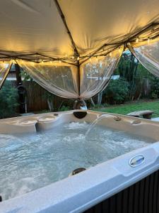 a jacuzzi tub with four toilets in a tent at The Modern Palms few mins from Downtown Tampa Ybor city in Tampa