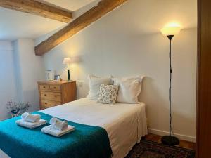 une chambre avec un lit avec deux serviettes dessus dans l'établissement "La Liberté" Maison de ville, Parking, Wi-Fi, à Sète