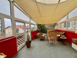 d'un balcon avec une table, des chaises et des fenêtres. dans l'établissement "La Liberté" Maison de ville, Parking, Wi-Fi, à Sète