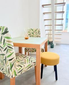 a dining room table and a chair with a table at White Garden in Aveiro