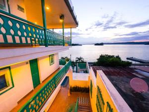 フローレスにあるHotel Casa Turquesaの水辺の景色を望む建物のバルコニー