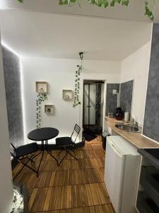 eine Küche und ein Esszimmer mit Tisch und Stühlen in der Unterkunft Appartement au coeur de Béziers in Béziers