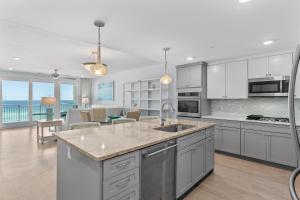 Η κουζίνα ή μικρή κουζίνα στο Blu 502 - Luxury Beachfront - 3 Master Suites - Amazing Oceanfront Views - Free Beach Svc