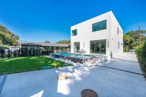 Casa blanca con piscina y patio en Luxe Pool House in North Miami Perfect for Groups, en North Miami Beach