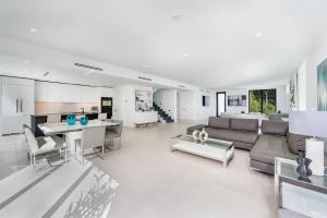 sala de estar amplia con sofá y mesa en Luxe Pool House in North Miami Perfect for Groups, en North Miami Beach 40 fotos más
