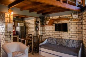 a living room with a couch and a table at Morada Quatro Elementos - 150 Metros do Centrinho in Praia do Rosa