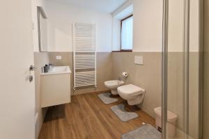 a bathroom with a toilet and a sink at Cà di Sgarei TA in Nona