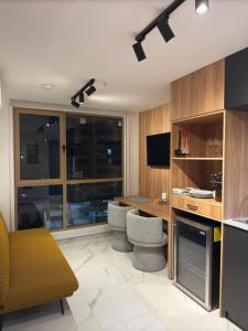 パナマシティにあるMini Design Apartmentのキッチン(デスク、椅子付)