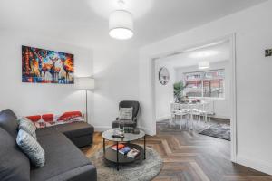 una sala de estar con un sofá y una mesa en 3Bedroom House - Free Parking, en Castleside