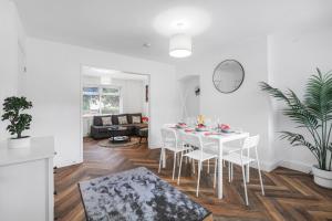 Una sala de estar blanca con una mesa y sillas blancas. en 3Bedroom House - Free Parking, en Castleside 27 fotos más