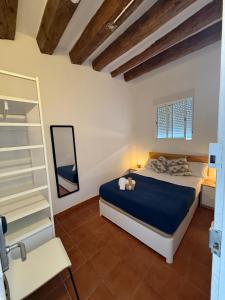 バルセロナにあるイデアル ユース ホステルの木製の天井の部屋にあるベッドのある寝室