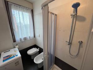 a small bathroom with a toilet and a shower at Mattei13 in Bologna