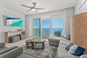 Una sala de estar con vista al mar. en Blu 603 - Oceanfront Gem - Free Beach Service, en Fort Walton Beach