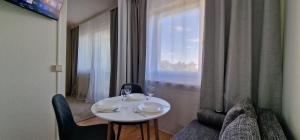 a white table with two wine glasses and a window at StadtZentrum Apartment mit Parkplatz in Chemnitz