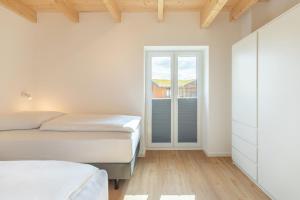 a bedroom with two beds and a window at Huus Mullewap in Kating