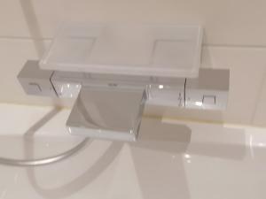 un monitor de ordenador blanco sentado sobre una mesa en Gite Les Lavoirs, en Crozes-Hermitage