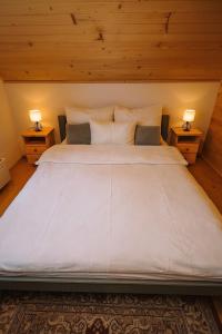 un grande letto bianco in una stanza con due comodini di Chata pod Kriváňom a Východná