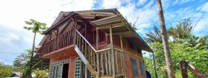a house is being built on top of a pole at Cabaña Solemar in Playa Ladrilleros