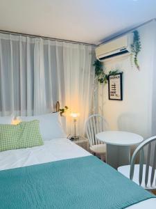 Postel nebo postele na pokoji v ubytování Sunny Sweet Home, Hongdae 마포 seoul