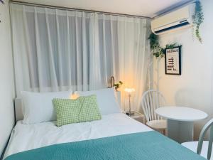 Postel nebo postele na pokoji v ubytování Sunny Sweet Home, Hongdae 마포 seoul