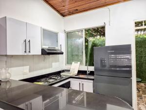 Η κουζίνα ή μικρή κουζίνα στο Casa de descanso con Jacuzzi privado - Girardot