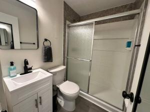 BereaにあるKING bed, Pet Friendly, Modern Retreat in CLE-BWのシャワー、トイレ、洗面台を備えたバスルーム