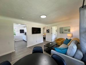 BereaにあるKING bed, Pet Friendly, Modern Retreat in CLE-BWのソファとテーブルのあるリビングルーム