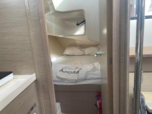 Habitación pequeña con cama dentro de una puerta en Apartment Barco Xunguila Cascais, en Cascais