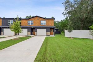 una casa con un vialetto e una recinzione di Isabella Ct Townhome a Orange Park