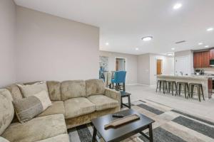 un soggiorno con un divano e un tavolo di Isabella Ct Townhome a Orange Park
