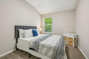 una camera da letto bianca con un letto e una finestra di Isabella Ct Townhome a Orange Park