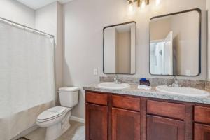 un bagno con due lavandini e un WC di Isabella Ct Townhome a Orange Park Altre 32 foto