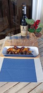 un plato de comida en una mesa con una botella de vino en Apartment Barco Xunguila Cascais, en Cascais 20 fotos más