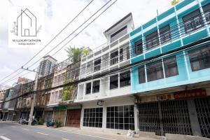 un bâtiment au bord d'une rue dans l'établissement WJ Luxury Sathorn, à Bangkok