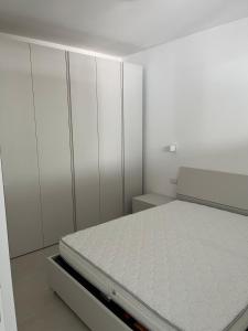 バルドリーノにあるDiego's houseのベッドルーム(白いキャビネット、白いベッド付)