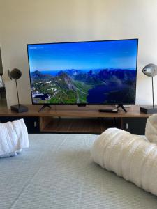 TV de pantalla plana grande en la parte superior de una mesa en Rosario frente al Rio, en Rosario