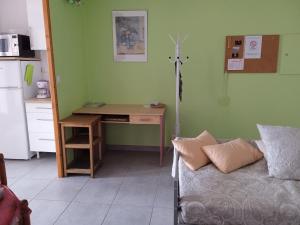 a room with a desk and a couch and a table at T2 climatisé à Canet Plage in Canet-en-Roussillon