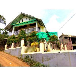 una casa al lado de un camino de tierra en Green's Vagamon, en Vagamon 3 fotos más