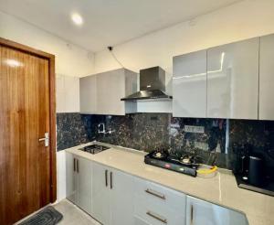 Køkken eller tekøkken på Soothing Stayz - Near Medanta The Medicity