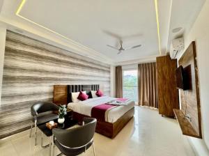 En eller flere senge i et værelse på Soothing Stayz - Near Medanta The Medicity